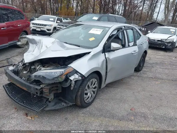 2T1BURHE3JC002270 2018 TOYOTA COROLLA - Image 2