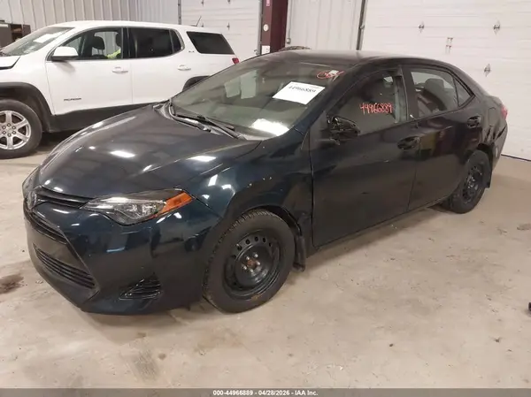 2T1BURHE3JC008537 2018 TOYOTA COROLLA - Image 2