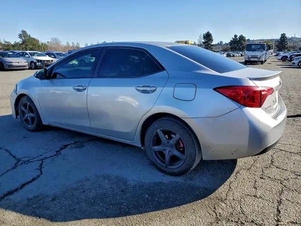 2T1BURHE3JC023815 2018 TOYOTA COROLLA - Image 2