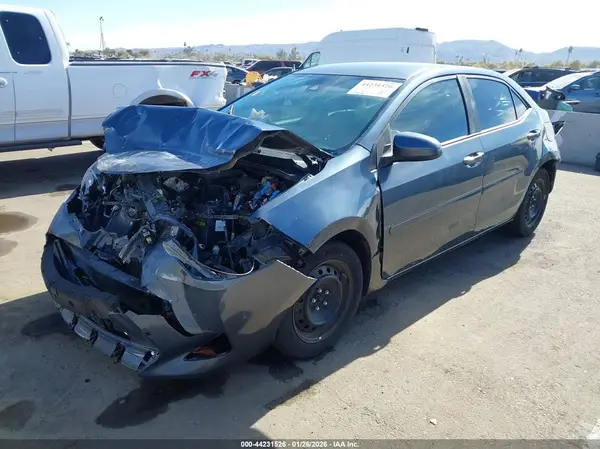 2T1BURHE3JC024110 2018 TOYOTA COROLLA - Image 2