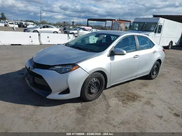 2T1BURHE3JC050965 2018 TOYOTA COROLLA - Image 2