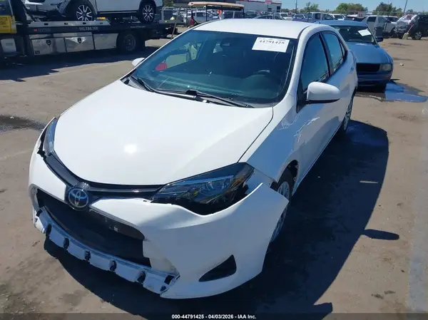 2T1BURHE3JC068236 2018 TOYOTA COROLLA - Image 2