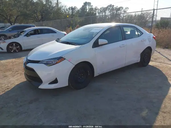 2T1BURHE3JC121257 2018 TOYOTA COROLLA - Image 2