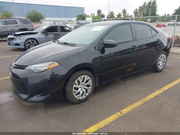 2T1BURHE4HC820570 2017 TOYOTA COROLLA - Image 2