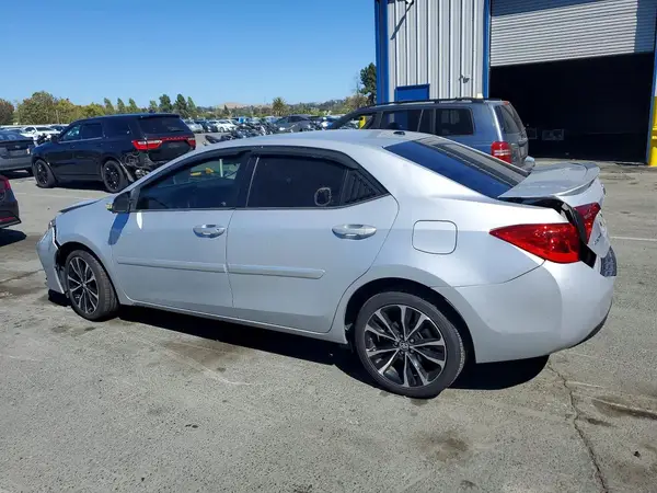 2T1BURHE4JC008028 2018 TOYOTA COROLLA - Image 2