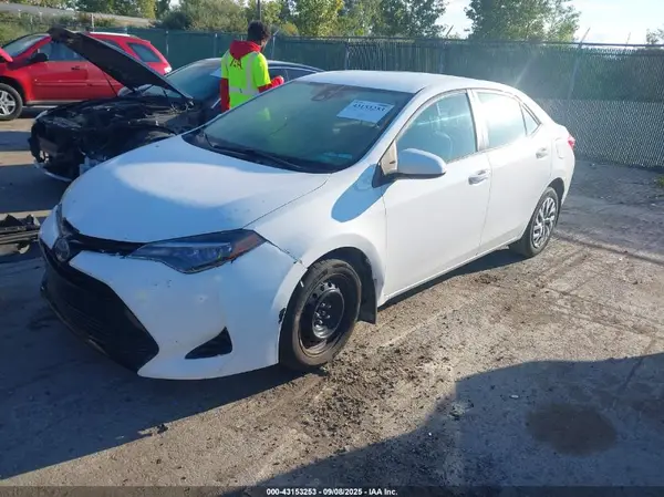 2T1BURHE4JC010443 2018 TOYOTA COROLLA - Image 2