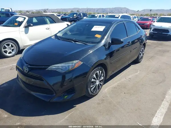 2T1BURHE4JC022401 2018 TOYOTA COROLLA - Image 2