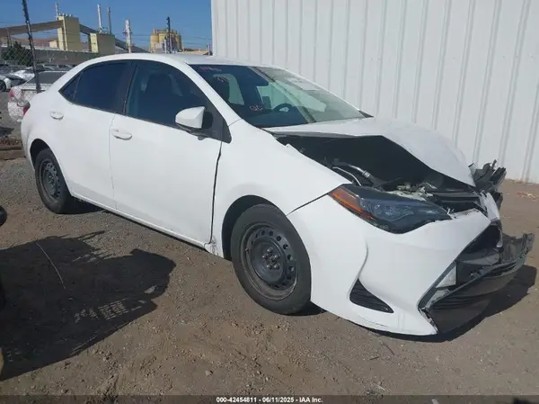 2T1BURHE4JC035505 2018 TOYOTA COROLLA - Image 1