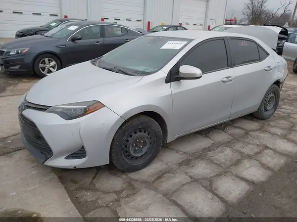 2T1BURHE4JC057813 2018 TOYOTA COROLLA - Image 2