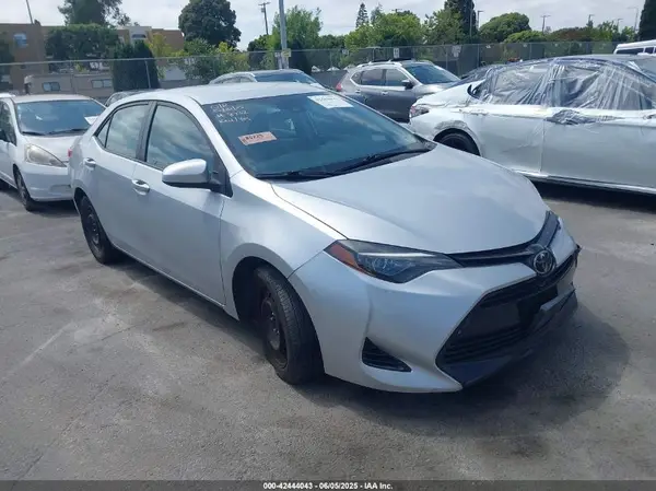 2T1BURHE4JC068732 2018 TOYOTA COROLLA - Image 1