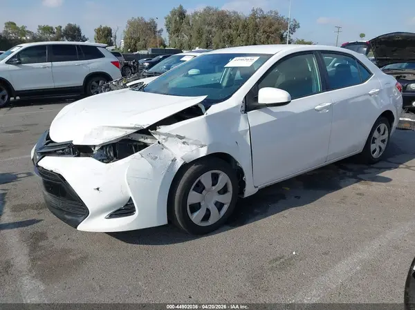2T1BURHE4JC070805 2018 TOYOTA COROLLA - Image 2