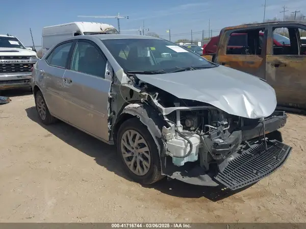 2T1BURHE4JC101261 2018 TOYOTA COROLLA - Image 1
