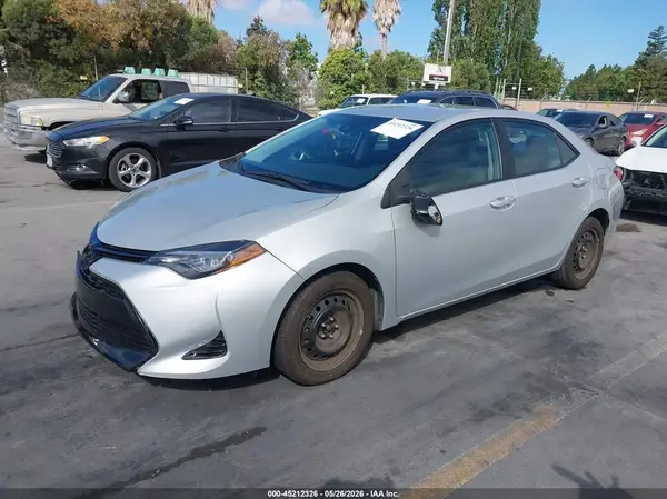 2T1BURHE5JC017577 2018 TOYOTA COROLLA - Image 2