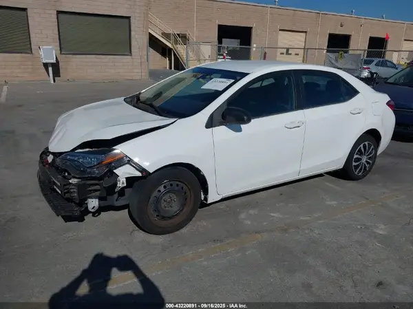 2T1BURHE5JC038087 2018 TOYOTA COROLLA - Image 2