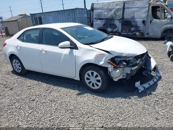 2T1BURHE5JC064267 2018 TOYOTA COROLLA - Image 1