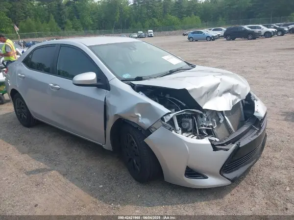 2T1BURHE5JC105822 2018 TOYOTA COROLLA - Image 1