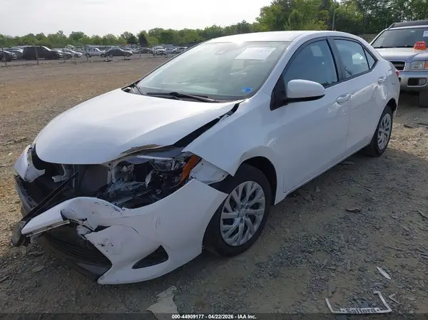 2T1BURHE6JC028717 2018 TOYOTA COROLLA - Image 2