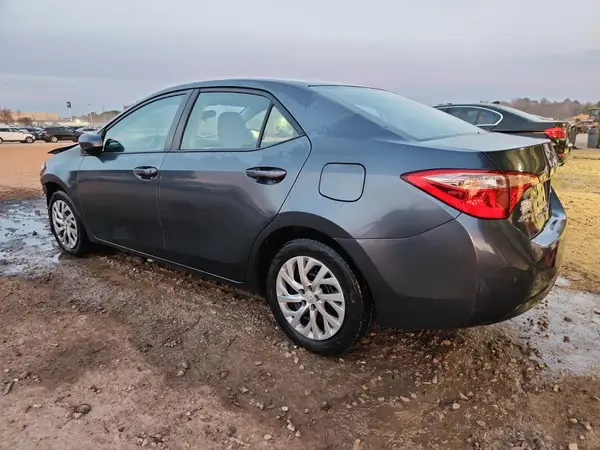 2T1BURHE6JC083717 2018 TOYOTA COROLLA - Image 2