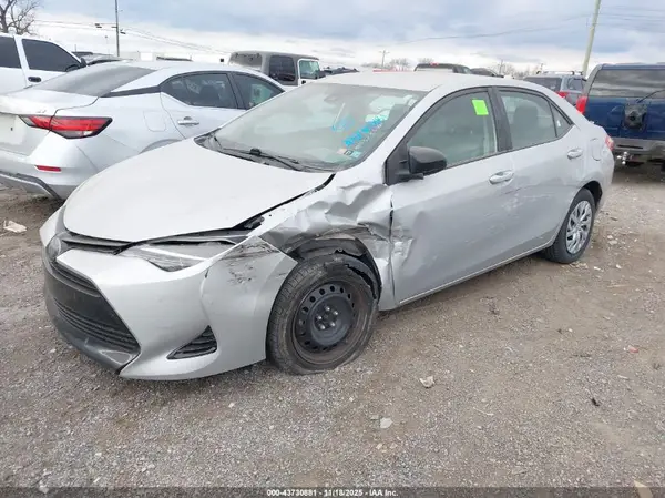 2T1BURHE6JC100421 2018 TOYOTA COROLLA - Image 2