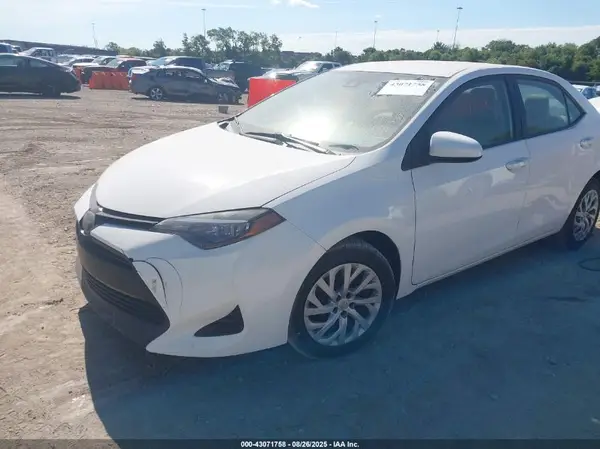 2T1BURHE7JC020643 2018 TOYOTA COROLLA - Image 2