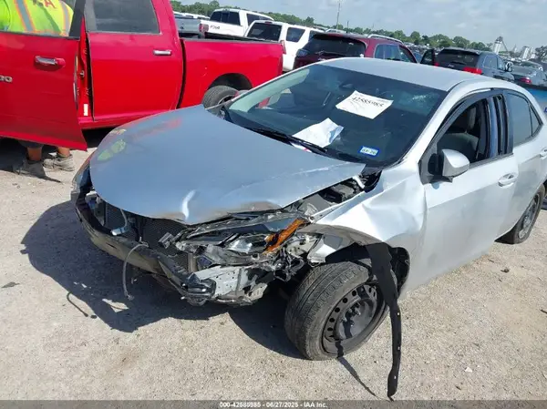 2T1BURHE7JC058213 2018 TOYOTA COROLLA - Image 2