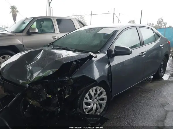 2T1BURHE7JC073374 2018 TOYOTA COROLLA - Image 2
