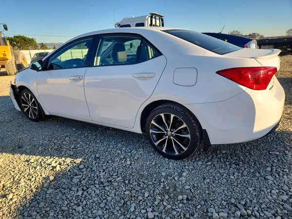 2T1BURHE7JC073858 2018 TOYOTA COROLLA - Image 2