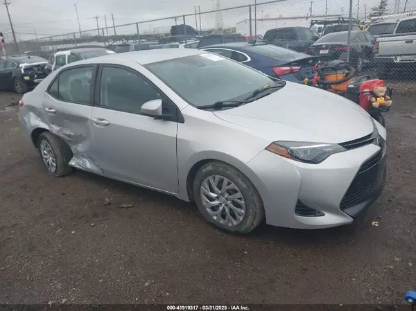 2T1BURHE7JC107085 2018 TOYOTA COROLLA - Image 1