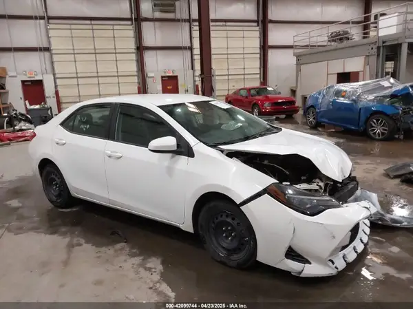 2T1BURHE7JC109709 2018 TOYOTA COROLLA - Image 1