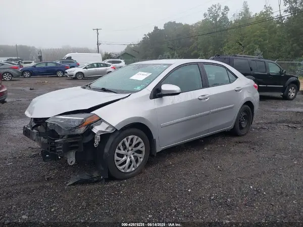 2T1BURHE8JC004399 2018 TOYOTA COROLLA - Image 2