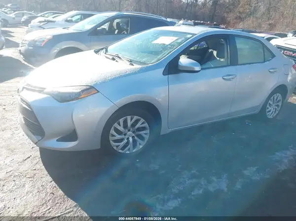 2T1BURHE8JC011689 2018 TOYOTA COROLLA - Image 2