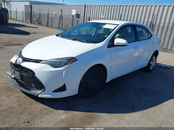 2T1BURHE8JC038374 2018 TOYOTA COROLLA - Image 2
