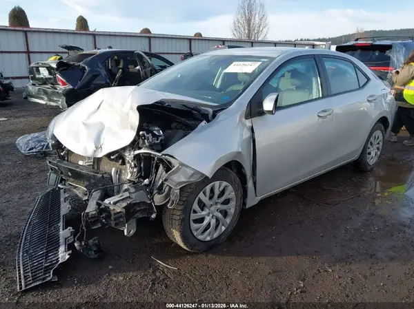 2T1BURHE8JC064022 2018 TOYOTA COROLLA - Image 2