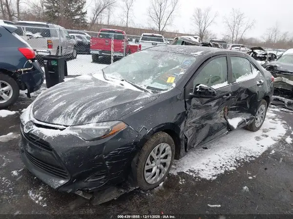 2T1BURHE8JC074579 2018 TOYOTA COROLLA - Image 2