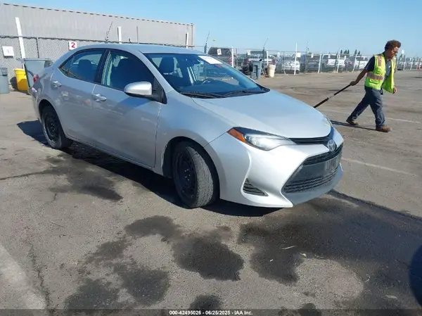 2T1BURHE8JC079085 2018 TOYOTA COROLLA - Image 1