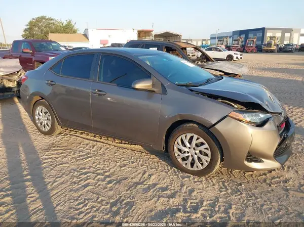 2T1BURHE8JC098641 2018 TOYOTA COROLLA - Image 1