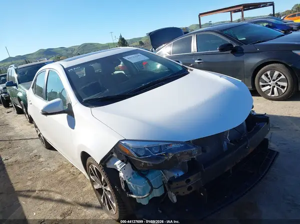 2T1BURHE9JC000734 2018 TOYOTA COROLLA - Image 1