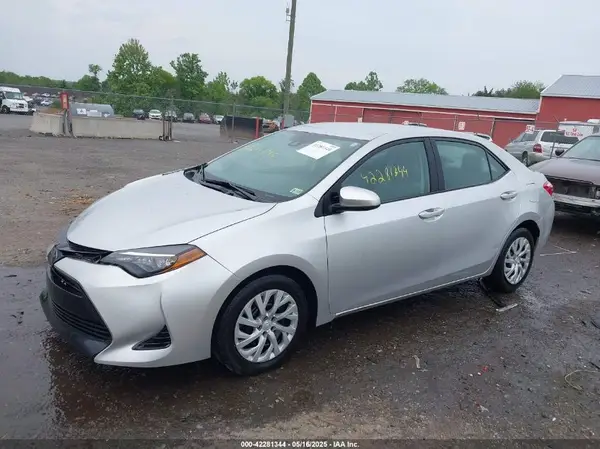2T1BURHE9JC007778 2018 TOYOTA COROLLA - Image 2