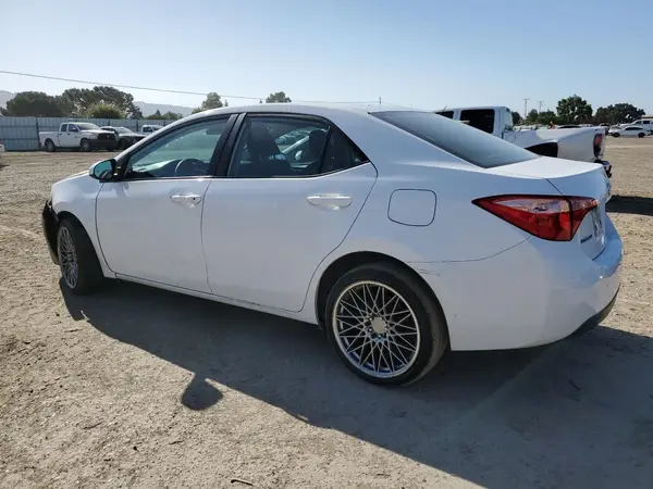 2T1BURHE9JC032101 2018 TOYOTA COROLLA - Image 2