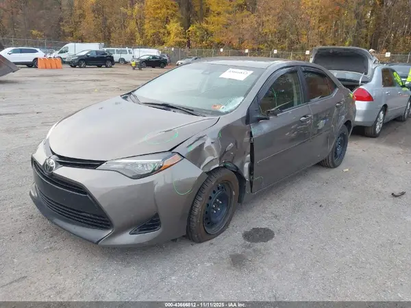 2T1BURHE9JC099877 2018 TOYOTA COROLLA - Image 2