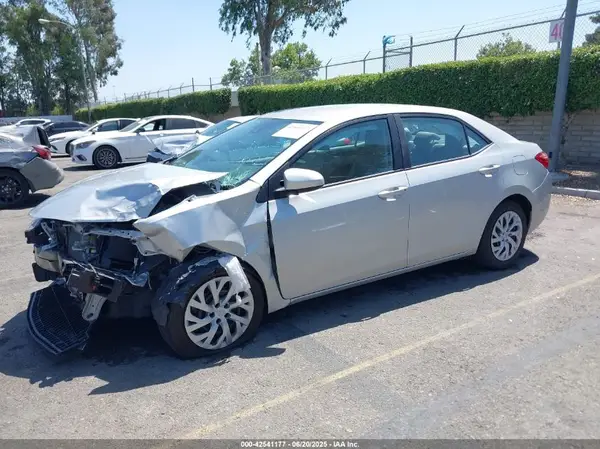 2T1BURHE9JC967148 2018 TOYOTA COROLLA - Image 2