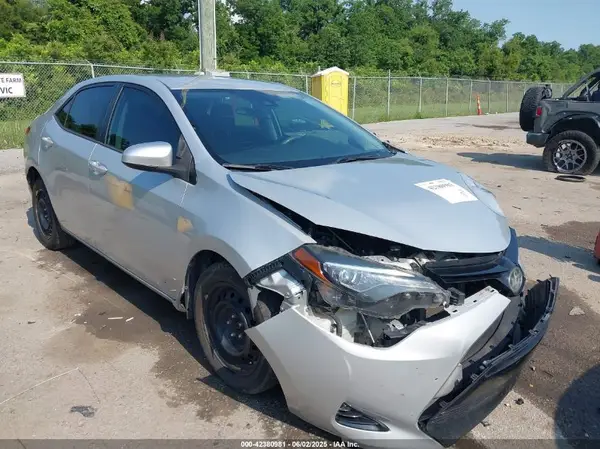 2T1BURHE9JC975556 2018 TOYOTA COROLLA - Image 1