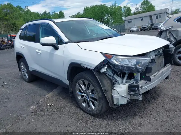 2T3A1RFV9LW135213 2020 TOYOTA RAV 4 - Image 1