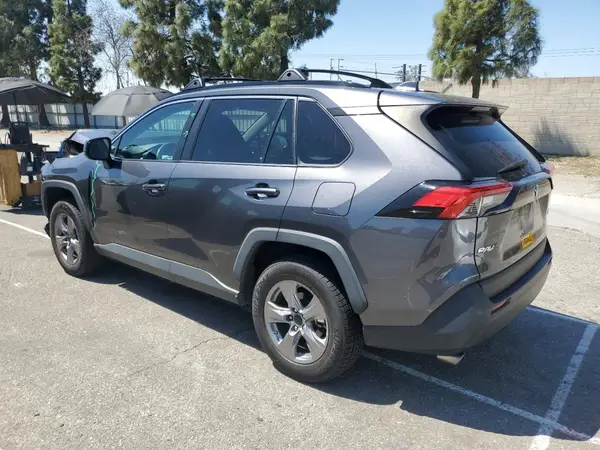 2T3H1RFV3MC165938 2021 TOYOTA RAV 4 - Image 2