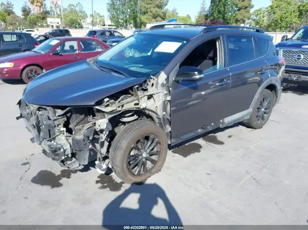 2T3RFREV4JW743546 2018 TOYOTA RAV 4 - Image 2