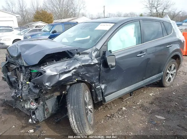 2T3RFREV4JW825406 2018 TOYOTA RAV 4 - Image 2