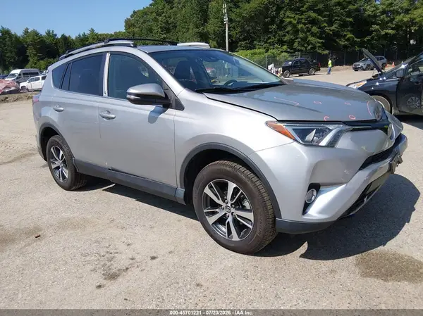 2T3RFREV8HW688593 2017 TOYOTA RAV 4 - Image 1
