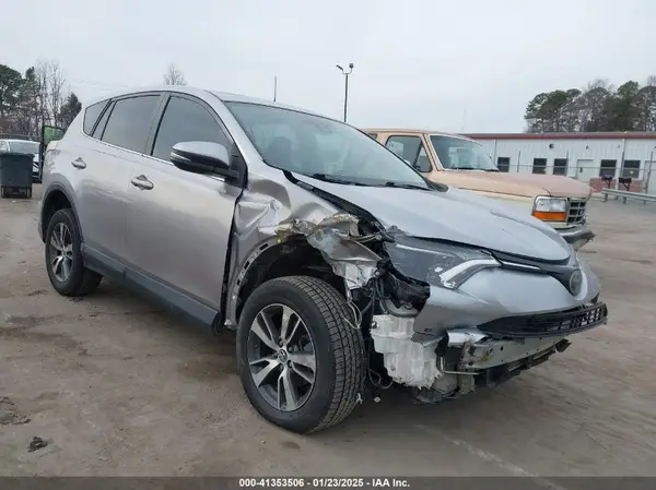 2T3RFREV9JW704760 2018 TOYOTA RAV 4 - Image 1