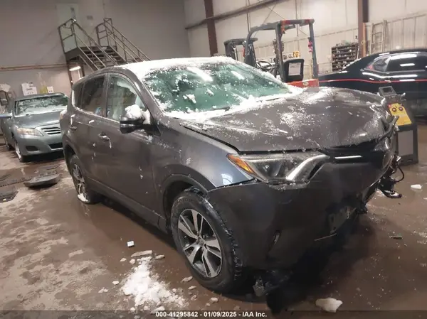 2T3RFREVXJW705500 2018 TOYOTA RAV 4 - Image 1
