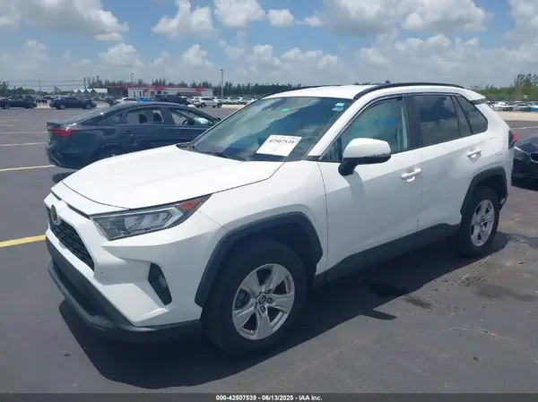 2T3W1RFV1MC136218 2021 TOYOTA RAV 4 - Image 2